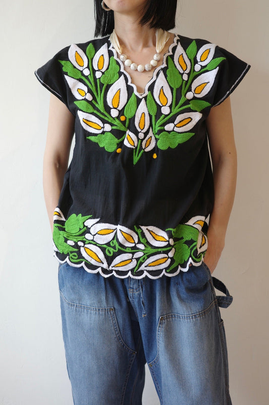 Botanical Embroidery Scallop Blouse